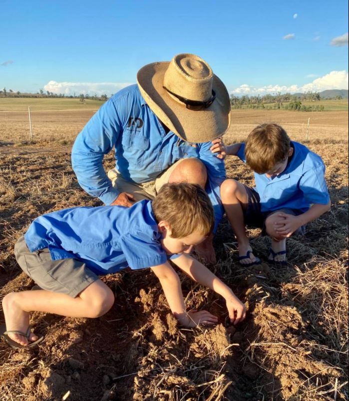 Getting everyone involved checking the germination of the <a href="/PacificSeeds/">Pacific Seeds</a> Hyola 970CL canola.🌱📷<a href="/JADagriculture/">JAD Agriculture</a> via Facebook
#PacificSeeds #Hyola #growingpossibilities #canola