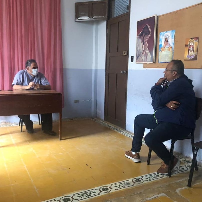 alcidesmonsalve's tweet photo. Reunión con el padre Leonardo Angulo de la parroquia Arias, en Belén y con el Grupo Shalom de apostolado seglar. Coordinando la rehabilitación de la Plaza Belén y apoyo a la pasión viviente.
Por Mérida, seguimos #asumiendoelcompromiso 
#semanasanta 
#semanamayor
#alcaldiademerida https://t.co/1Z5MknJk93