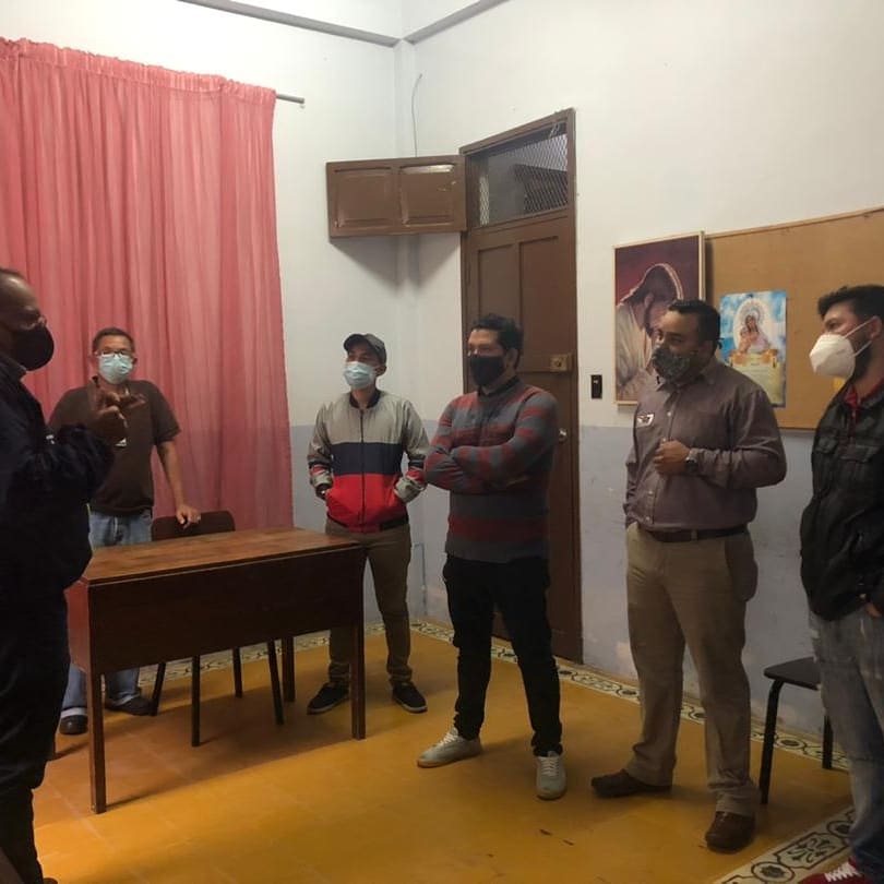 alcidesmonsalve's tweet photo. Reunión con el padre Leonardo Angulo de la parroquia Arias, en Belén y con el Grupo Shalom de apostolado seglar. Coordinando la rehabilitación de la Plaza Belén y apoyo a la pasión viviente.
Por Mérida, seguimos #asumiendoelcompromiso 
#semanasanta 
#semanamayor
#alcaldiademerida https://t.co/1Z5MknJk93