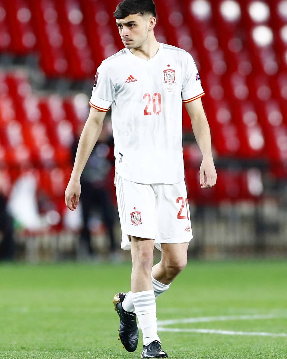 Pedri's tweet photo. Hoy he cumplido otro de mis grandes sueños: debutar con la @SeFutbol 🇪🇸 Solo ha faltado ganar para que la noche fuera perfecta 👊 https://t.co/ipkTnDBL89