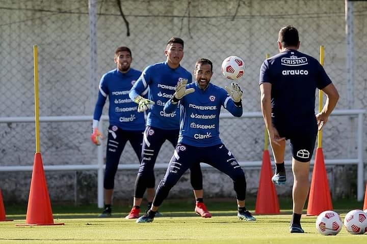 Bar_del_Zorro's tweet photo. #VamosChile! 😉
Entrenamiento de la Selección Chilena de cara al duelo contra #Bolivia ⚽️ @LaRoja @ANFPChile https://t.co/cZBjIlXyWr