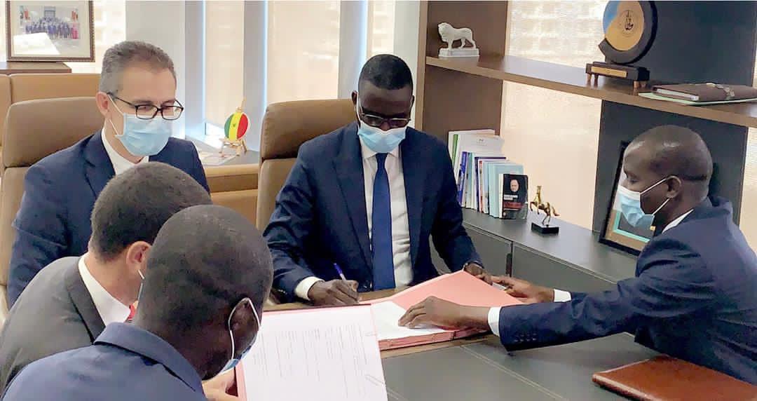 SecondePhase's tweet photo. Coopération bilatérale entre le Sn et la Fr
Le ministre de l’emploi de la formation professionnelle de l’apprentissage et de l’insertion M Dame Diop et son Excellence M Phillipe LALLIOT ambassadeur de la Fr au Sn ont signé une convention de réalisation dans secteur du transport. https://t.co/cEoiRTH5Ab