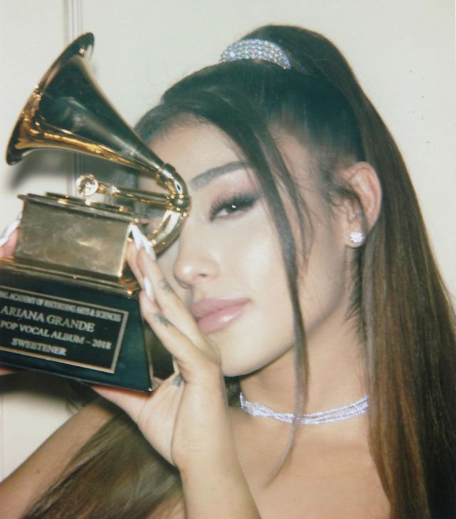 AGrande_ARG's tweet photo. 8 años de carrera, 5 canciones #1s, 5 álbumes #1s y la mujer más stremeada de la historia de la música y la artista con más debuts en el puesto #1 del Billboard Hot 100.

8 YEARS OF ARIANA GRANDE https://t.co/yIknB5BVkj