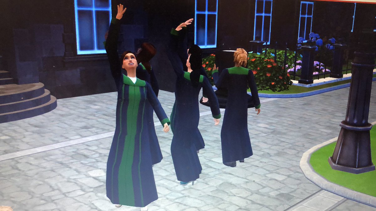 Sims_SocialW's tweet photo. I have finally graduated with a distinguished degree in history with honours from University of Britechester //don’t know why it only takes 2 terms for Christine to graduate this times (She did full load btw) #simsrevolution #livelaughWAP https://t.co/L2TSUK24p2
