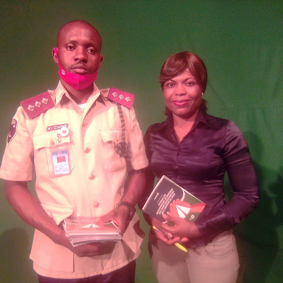 Precious_chux's tweet photo. My engagement with an FRSC officer on the FOI Act and the need for citizens to hold their leaders accountable.
#YmonitorFOI
#tfaafrica
#EnuguFOIAmbassador
#EngageEnugu
#042 https://t.co/D3Gl0spLL2