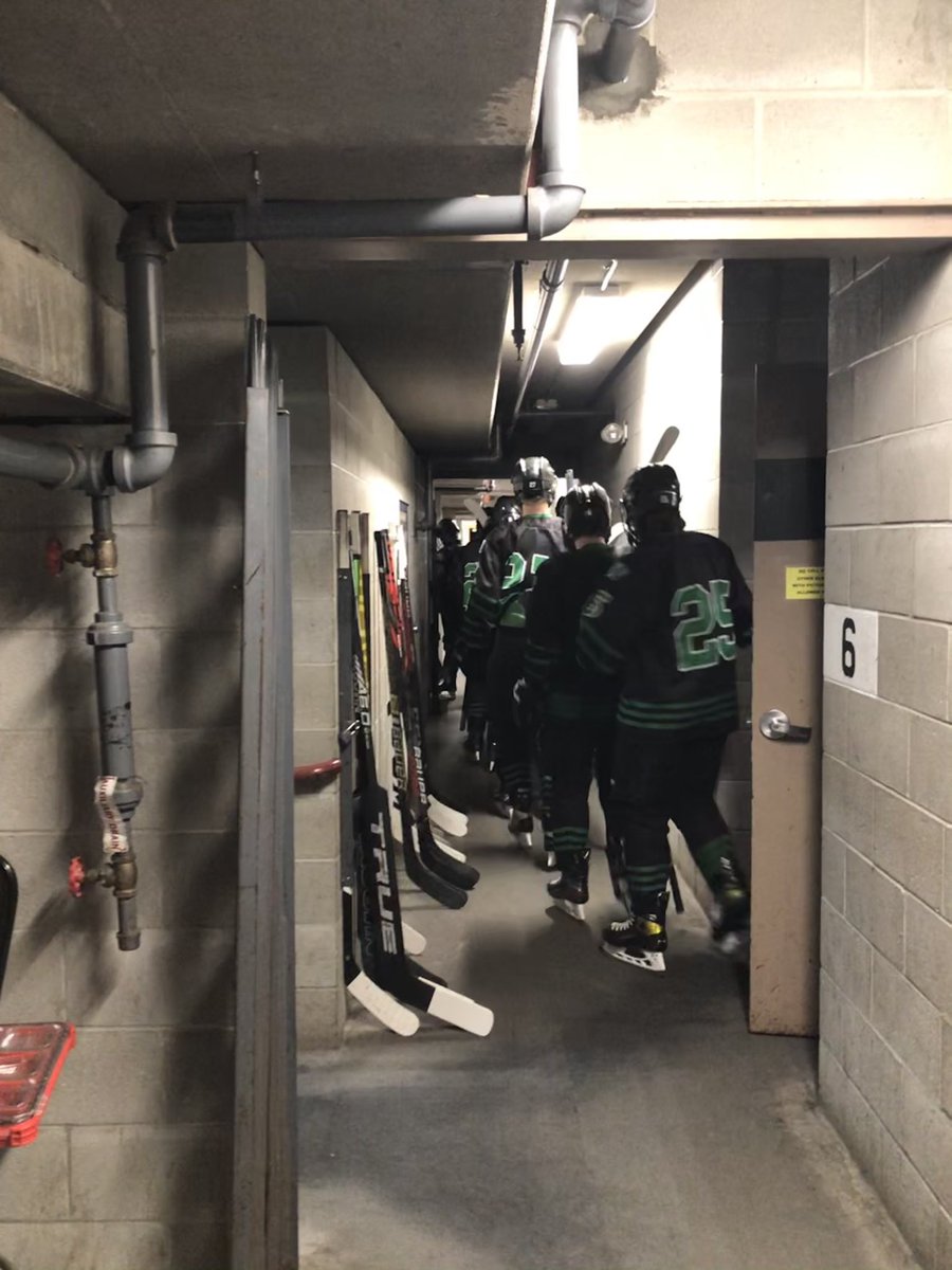 GreenWaveTR's tweet photo. It’s about go-time 🏒🥅 #Section8A Championship game. #RollWave 🌊 https://t.co/vTgoKOuXGw