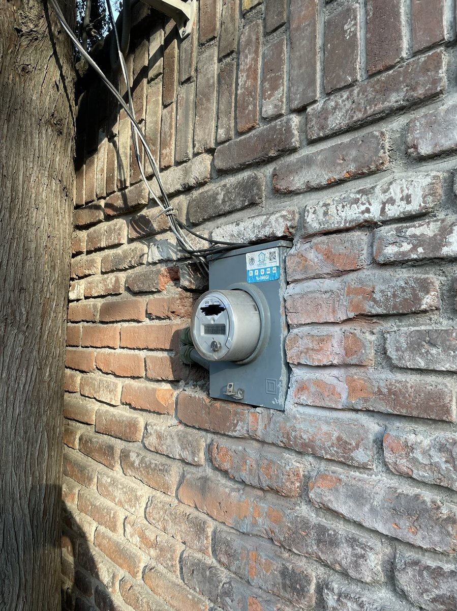miguelgcossio's tweet photo. @CFEmx 10 veces se me ha ido la luz. 
Esto solo el día de hoy. Hace un mes que se reporto. Bosques de las Lomas Miguel Hidalgo. Según expertos contratados, el vecino esta sobrecargando mi medidor. @ManuelBartlett @CFE_Contigo https://t.co/q8JPXXrFn1
