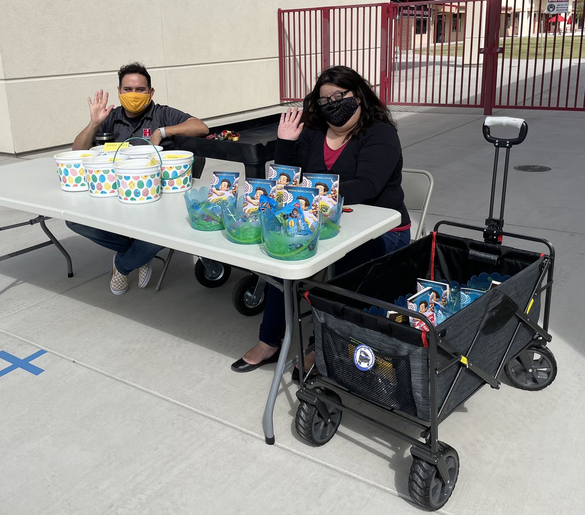 Distributing engagement incentives before Spring Break! 
@HES_Jaguars 5th grade T’s , connecting, engaging, and recognizing student achievement #mcfarlandUNIFIED #JaguarStrong <a href="/MrOsuna21/">𝔼𝕟𝕣𝕚𝕢𝕦𝕖 𝕆𝕤𝕦𝕟𝕒 😎☀️🍉</a> @auelotlan <a href="/Vanessa_DeLe_on/">Vanessa DeLeon</a>