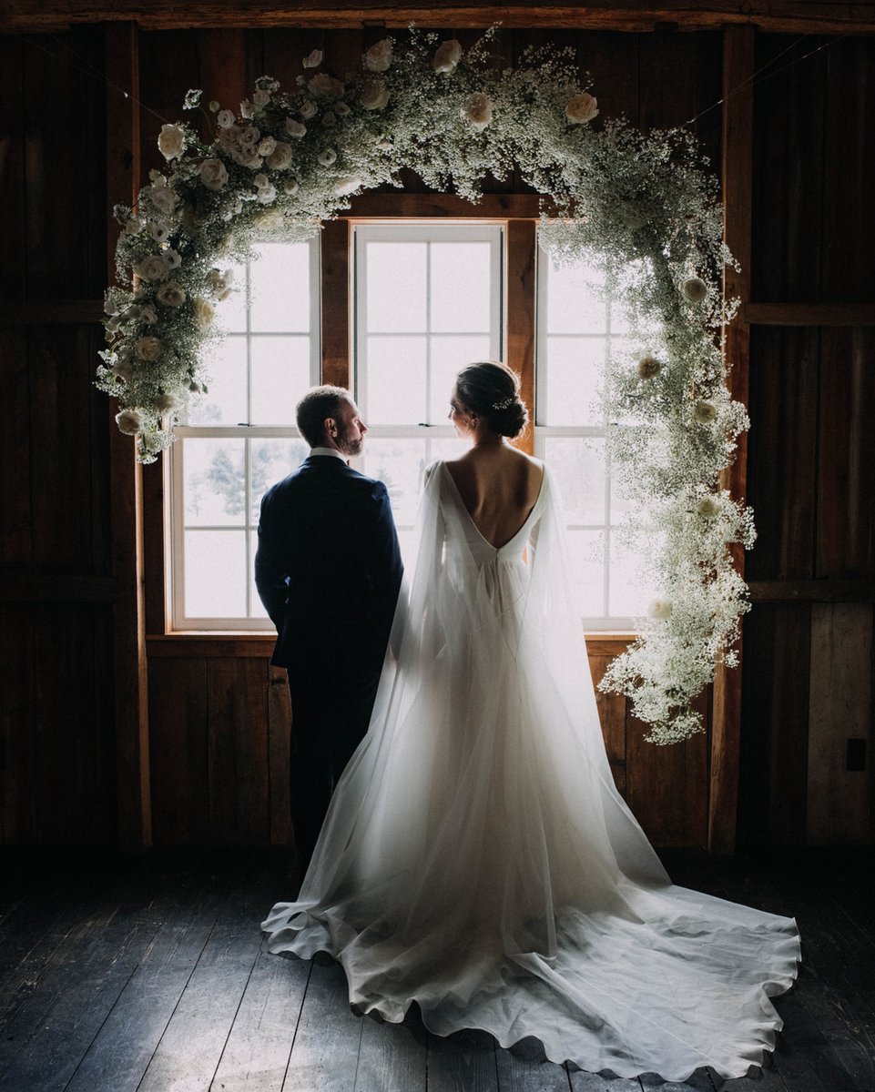 Still swooning over this gorgeous winter wedding featuring a breathtaking floral arch by @newcreationsflowerco 
・
・
・
#cornmanfarms #floralinspiration #floralarrangements #floraldesign #flowerstagram #floralphotography #weddingflowers #floralarch #winterwedding #winterweddi