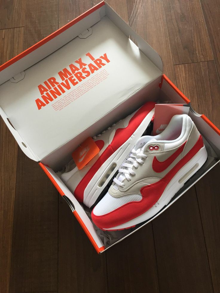 NFT_Cryptomania's tweet photo. Kiss my Airs! Happy #airmaxday 🤩 https://t.co/9jqpXZpVJo