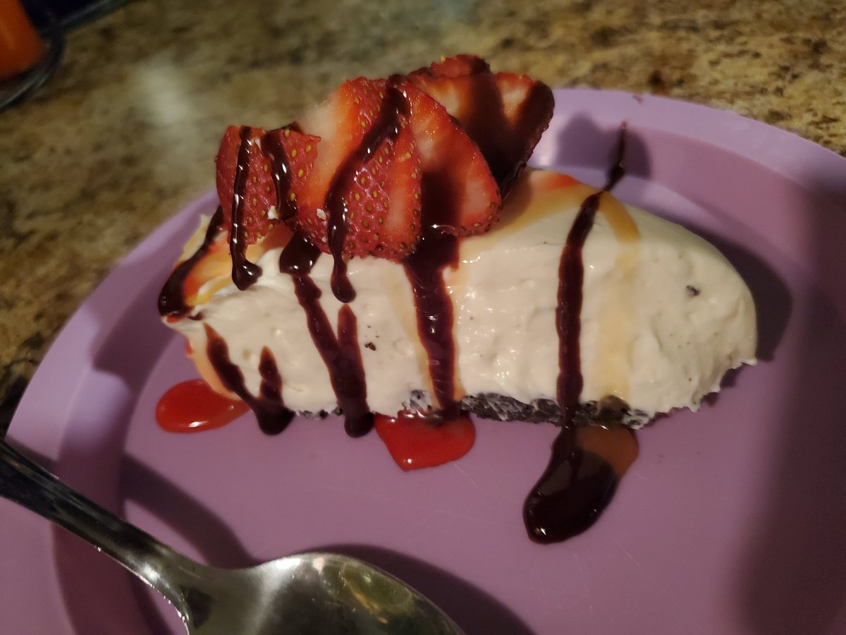 Touch_Of_Sno's tweet photo. #NoBakeCheesecake from this morning. I got myself a piece with half original crust and half oreo... this fatkid is happy.
#FatKidStatus #Nomnom https://t.co/DXsiySlgNJ