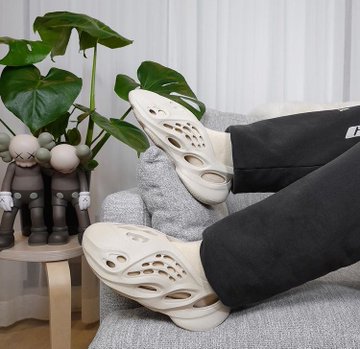 sand foam runner on feet
