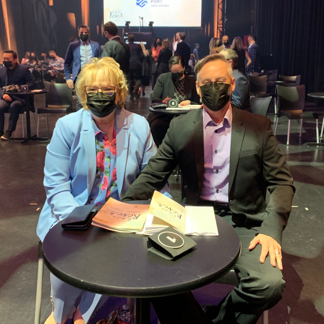 CogecoQC's tweet photo. Les représentantes de Cogeco sont en place, mesdames Caroline Beaudry, directrice des Relations avec les communautés Québec et Johanne Hinse, directrice générale, Québec et Vice-Présidente programmation et relations avec les communautés.
- Marilyne Cogeco
#galaradisson https://t.co/HfICUjgG0H