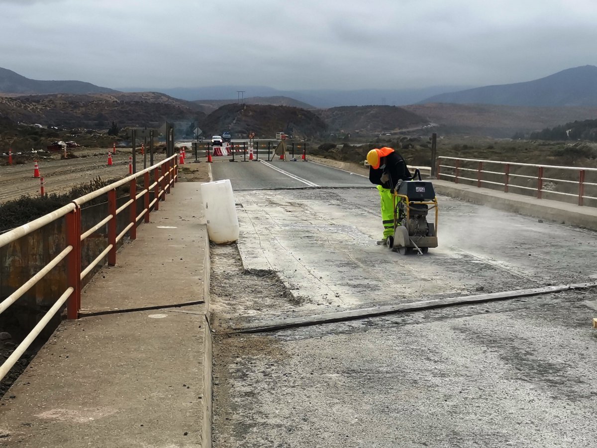 MOPCoquimbo's tweet photo. #VialidadMOP Cinco son los puentes que serán mejorados con trabajos de conservación en la #Ruta47 que une #Illapel con #LosVilos. 

Hoy seremi @rojasonfray visitó los primeros avances en sector del puente #Pupio.

✅ Mejor conectividad y seguridad vial

#ChileSeRecupera🇨🇱💪🏾 https://t.co/ZWYKFNxUR5