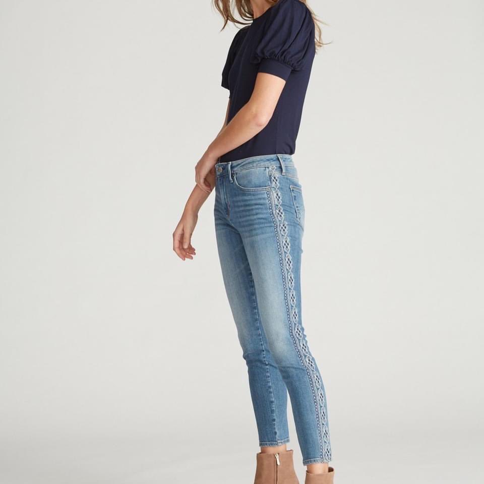 StycheBoutique's tweet photo. Spring is officially here and these jeans just landed in our shop. You will love their style/ fit &amp; price... Won’t last long!! 🌸💕👊 https://t.co/c0uam08YDI