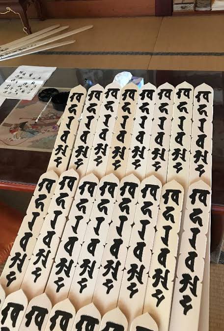 夫を旦那と呼ぶのはマスター呼びであり女性を奴隷化するものである だと 旦那ってサンスクリット語のダーナ द नम Danam 与える 布施するから来ている言葉で出家者を支える布施者って意味やぞ Togetter