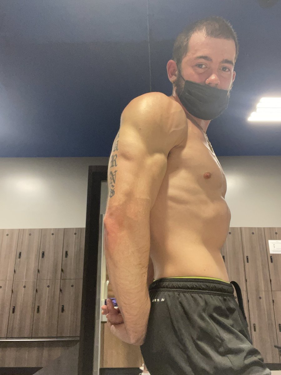 Ive never really posted anything about fitness on my twitter but I’m only 18 striving to get better and better everyday and chasing my dreams and focusing on one goal 
Lbs:193.4 💪🏼💪🏼 #fitness #bodybuilding