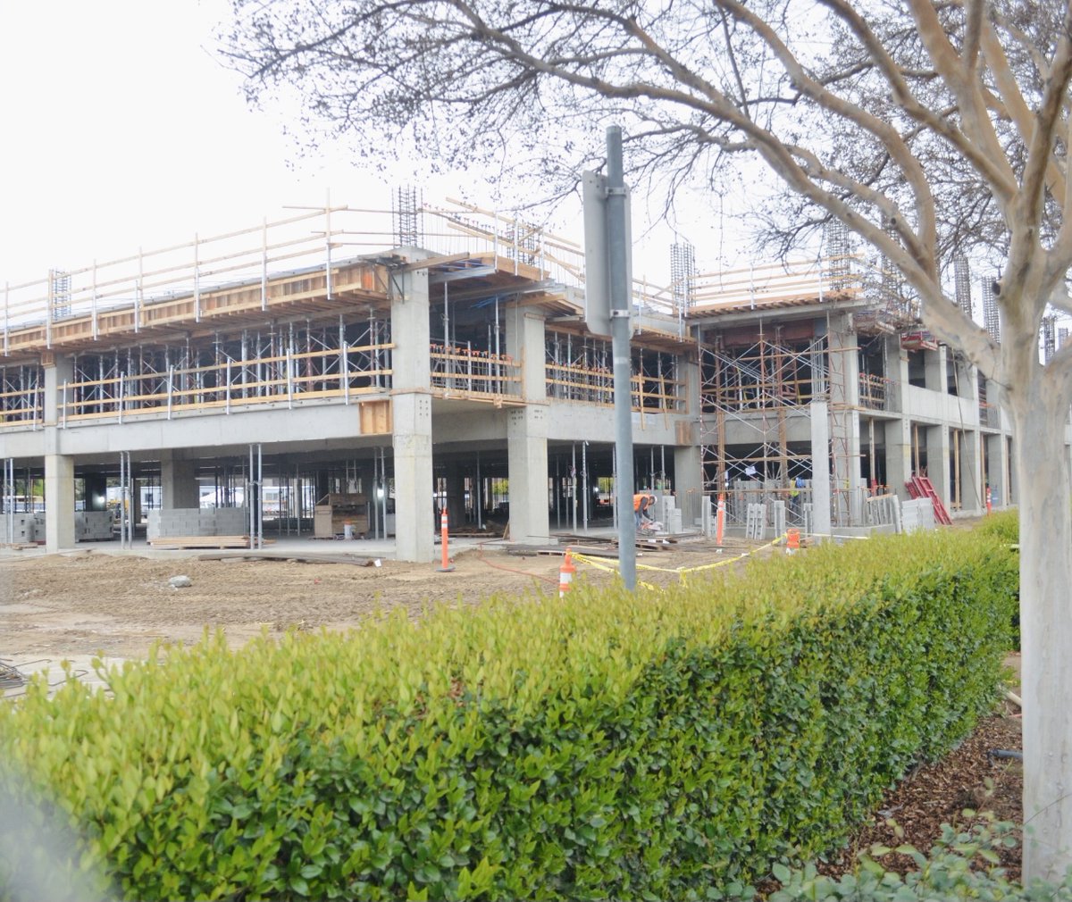 iflyfresno's tweet photo. Things are looking up at FAT! Our parking garage is coming right along!

The New 4-Level garage will include:
• 917 Covered Parking Spaces
• ADA Accessible Spaces
• EV Charging 
• Park Assist Technology
• Pay on Foot Kiosk
• Easy Terminal Access

#iflyfresno #FATforward https://t.co/3NOy08Trir