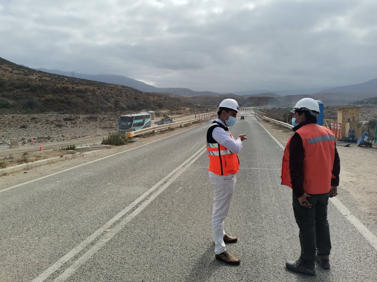 MOPCoquimbo's tweet photo. #VialidadMOP Cinco son los puentes que serán mejorados con trabajos de conservación en la #Ruta47 que une #Illapel con #LosVilos. 

Hoy seremi @rojasonfray visitó los primeros avances en sector del puente #Pupio.

✅ Mejor conectividad y seguridad vial

#ChileSeRecupera🇨🇱💪🏾 https://t.co/ZWYKFNxUR5