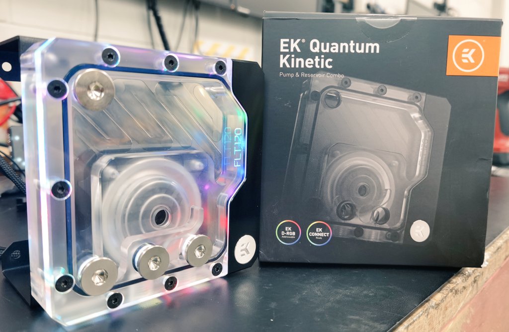 GoodGamingPC's tweet image. Nice little reservoir with pump. EK Quantum Kinetic combo
