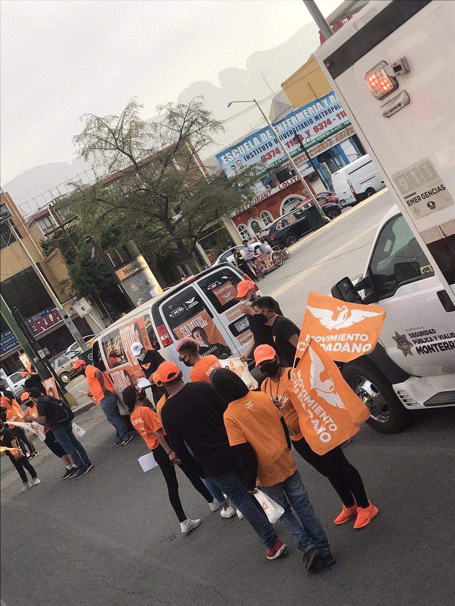 samgonzaleznl's tweet photo. Hace un par de días estaba el equipo de @AdrianDeLaGarza agitando banderas y tirando basura en la esquina de la Alameda...adivinen quien está hoy EN EL MISMO PUNTO, agitando banderas y tirando basura..

Cómo era @samuel_garcias?
#LaViejaPolítica?

Mejor no hagas #PoliticaChatarra https://t.co/26SGcM7O1z