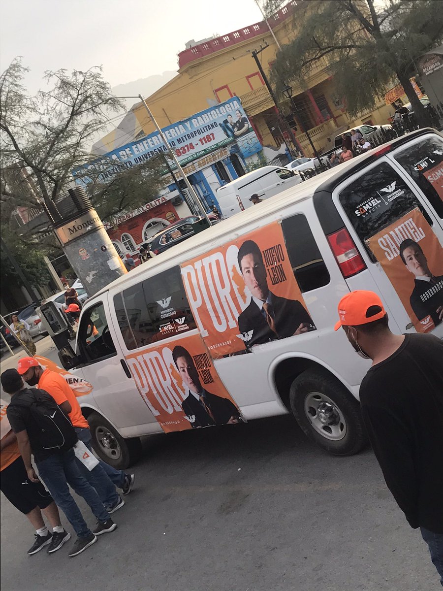 samgonzaleznl's tweet photo. Hace un par de días estaba el equipo de @AdrianDeLaGarza agitando banderas y tirando basura en la esquina de la Alameda...adivinen quien está hoy EN EL MISMO PUNTO, agitando banderas y tirando basura..

Cómo era @samuel_garcias?
#LaViejaPolítica?

Mejor no hagas #PoliticaChatarra https://t.co/26SGcM7O1z