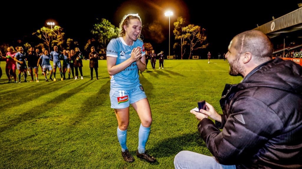 Surviverscancer's tweet photo. Rhali Dobson anunció su retiro de las canchas.

En el encuentro, anotó un gol y al terminó de la jugada, recibió la propuesta de matrimonio por parte de su novio Matt, por quien decidió retirarse para apoyarlo, ya que ha sido diagnosticado con cáncer en el cerebro. 

💜 https://t.co/VJAhOuaZLz