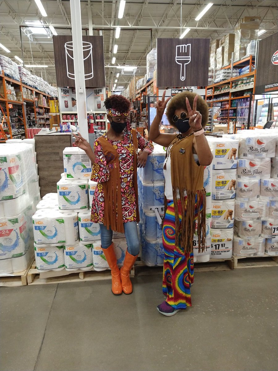 Vivies_Momma's tweet photo. It's a #GroovyTime here @depot6551 celebrating our #FarOut #successsharing2021 4 days of food, fun and fashion ✌️🧡🏵️#PeaceLoveAndFlowerPower https://t.co/sB8vR2Hkam