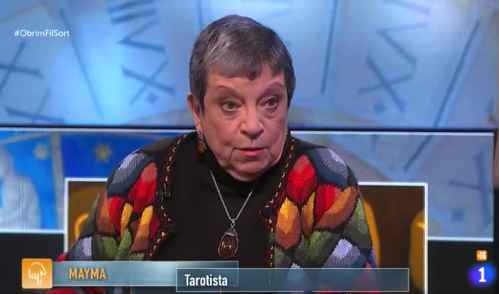 ObrimFil_TVE's tweet photo. Us heu fet tirar alguna vegada les cartes? 
Creieu en les prediccions que fan els tarotistes?
Ara, a l'#ObrimFilSort la pitonissa Mayma explica algunes curiositats sobre les cartes i les prediccions del futur
Dirà alguna cosa de la @Laura__Fa, el David Balaguer o la @pilareyre? https://t.co/tRoRM4vzXx
