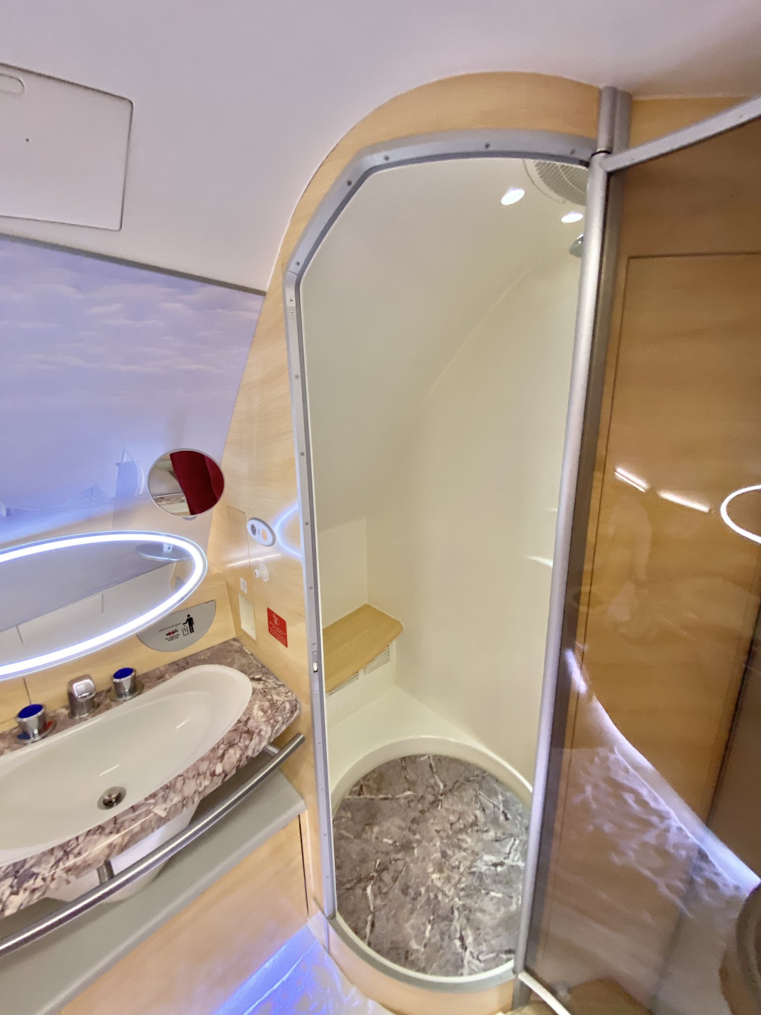 Twitter 上的 みさちゃす9月 フル整形 機内にシャワーやバーラウンジがあるエミレーツファーストクラスエアバスについてはこちらのyoutubeで エミレーツファーストクラス機内ツアー T Co Coc8zzu6fj エミレーツ ファーストクラス T Co