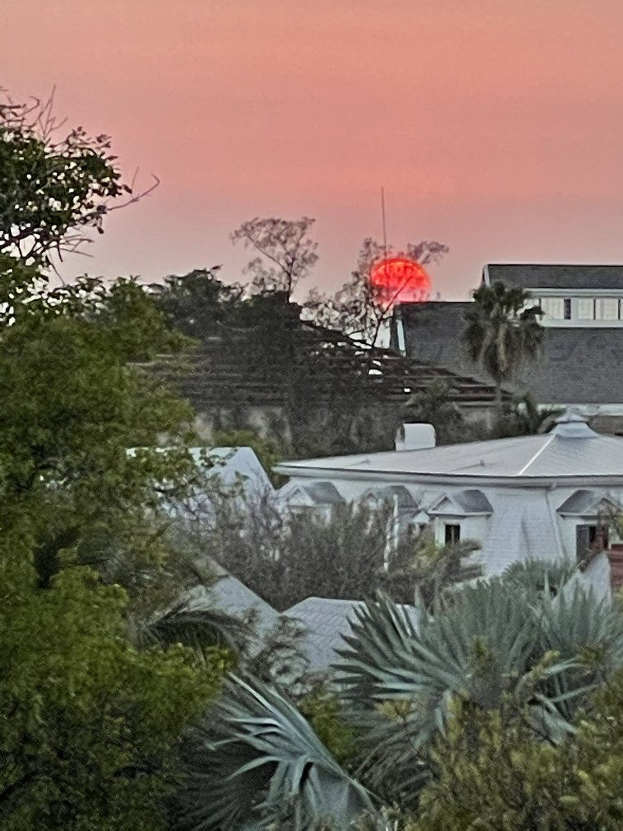 Check out this iridescent sunset from #KeyWest this evening courtesy of Robert A. Jensen! 📸
Tonight's #FloridaKeys forecast:
🦀Mostly clear becoming partly cloudy
🦀Lows in the mid 70s
🦀E-SE winds ~15 mph
#flwx #FLKeys