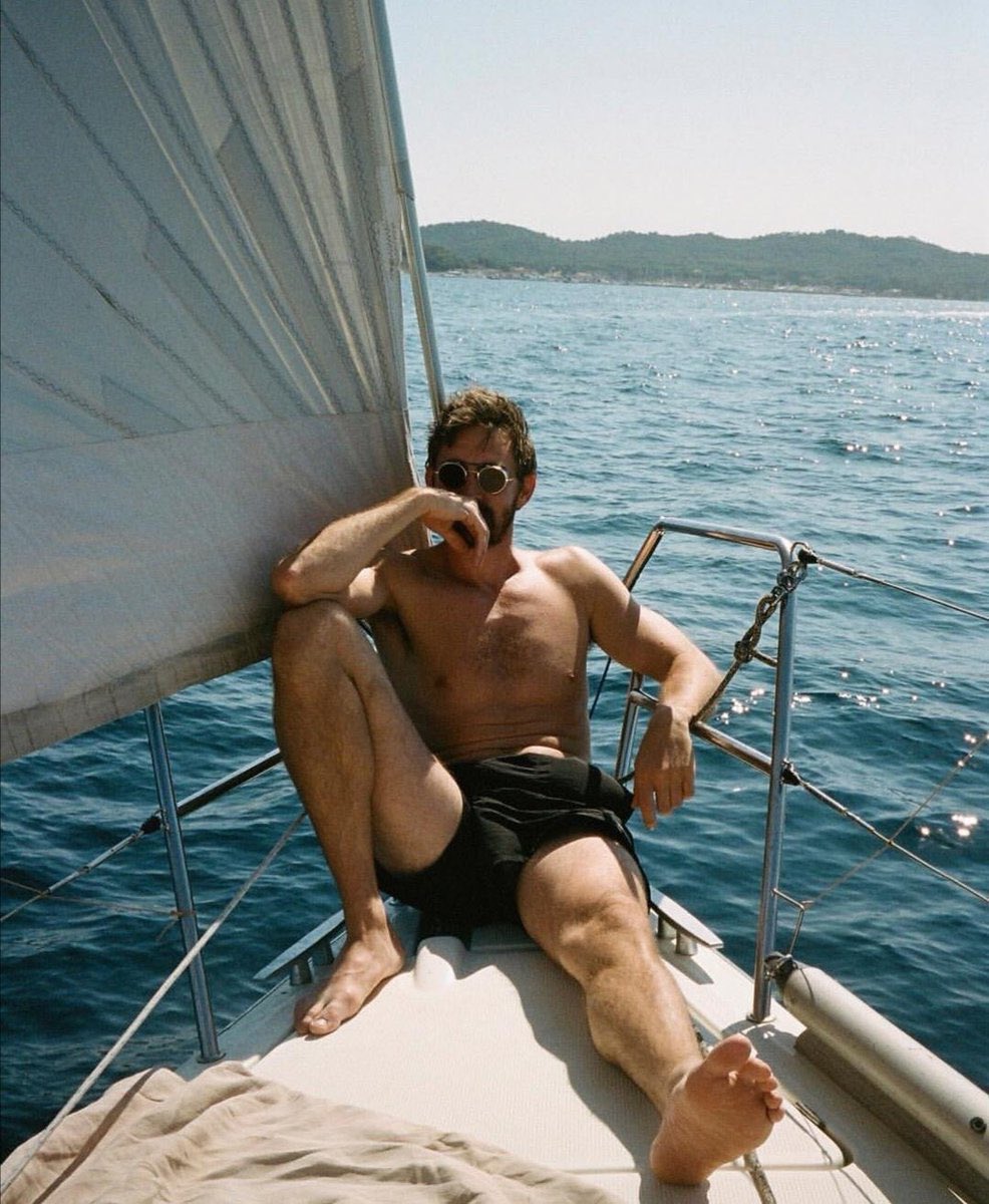 Happy birthday to Lee Pace - he is 6 5. 