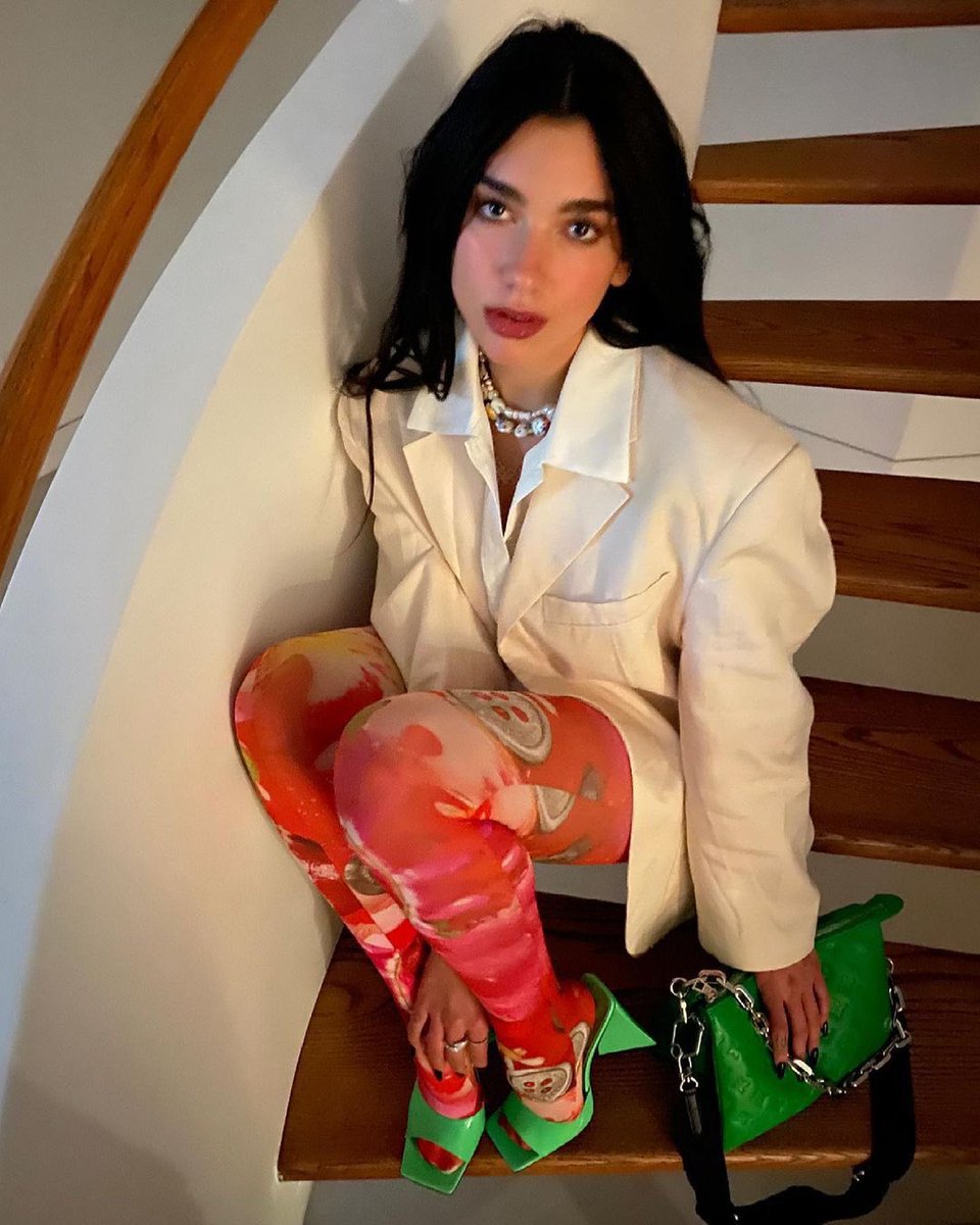 dresslikelipa's tweet photo. #DresslikeDuaLipa, @dualipa via Instagram Post | March 25, 2021
Wearing: @jacquemus Oversized Suit Jacket ($840)
#dualipa #dualipastyle #jacquemus #fashion https://t.co/vT9UNa8YE2