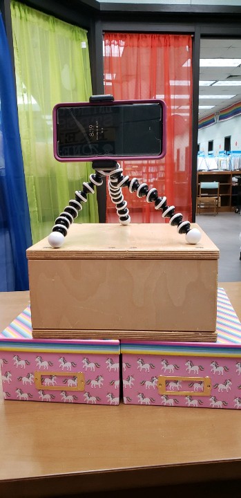 SmileNotShush's tweet photo. Y'all like my "recording studio" for filming a student project? It worked! 😃
#googlepixel #schoollibrarian #edtech #edtechtips https://t.co/Sgv5g31h38