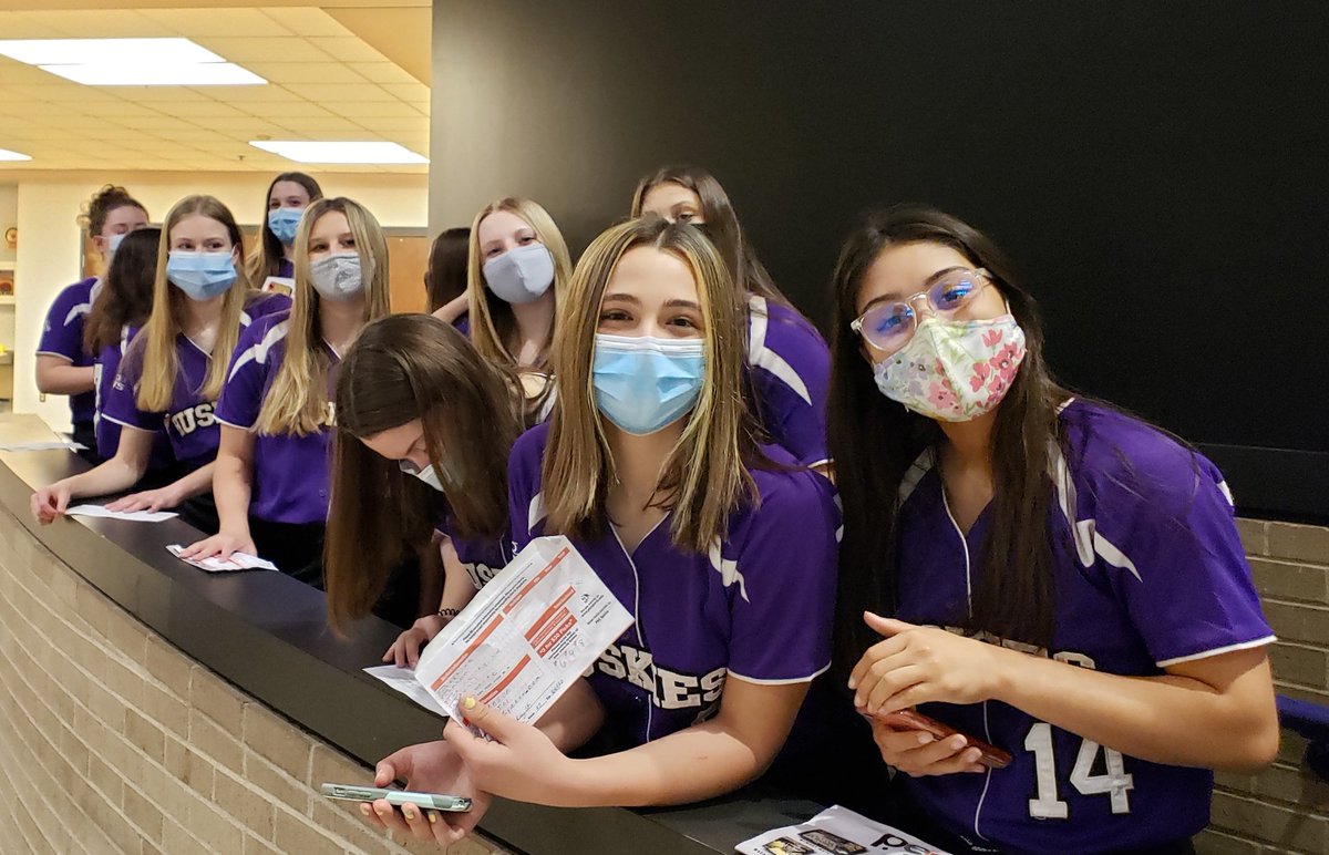 SoftballSkies's tweet photo. PICTURE DAY 2021 TAKE TWO: Here is your Husky Softball Junior Varsity Team. This group has already shown so much improvement. Can't wait to see them on the π₯ diamond next week. Gonna be a great year. #LetsDoThisLadies https://t.co/DRlVoUMWiB