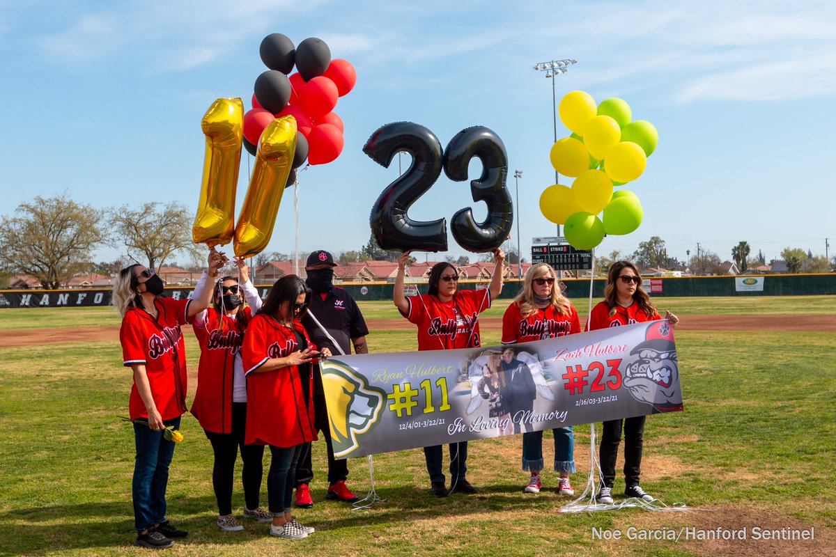 _nowaynoe's tweet photo. Hanford honored Ryan and Zach Hulbert before their baseball game on Wed.

Hanford &amp; SP players handed roses to Estella and Don, Ryan and Zach's parents, and a banner was unveiled before a balloon release.

First base was left open during the first pitch of the game to honor Zach. https://t.co/a7lLzS9AKr