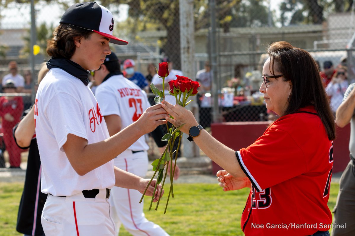 _nowaynoe's tweet photo. Hanford honored Ryan and Zach Hulbert before their baseball game on Wed.

Hanford &amp; SP players handed roses to Estella and Don, Ryan and Zach's parents, and a banner was unveiled before a balloon release.

First base was left open during the first pitch of the game to honor Zach. https://t.co/a7lLzS9AKr