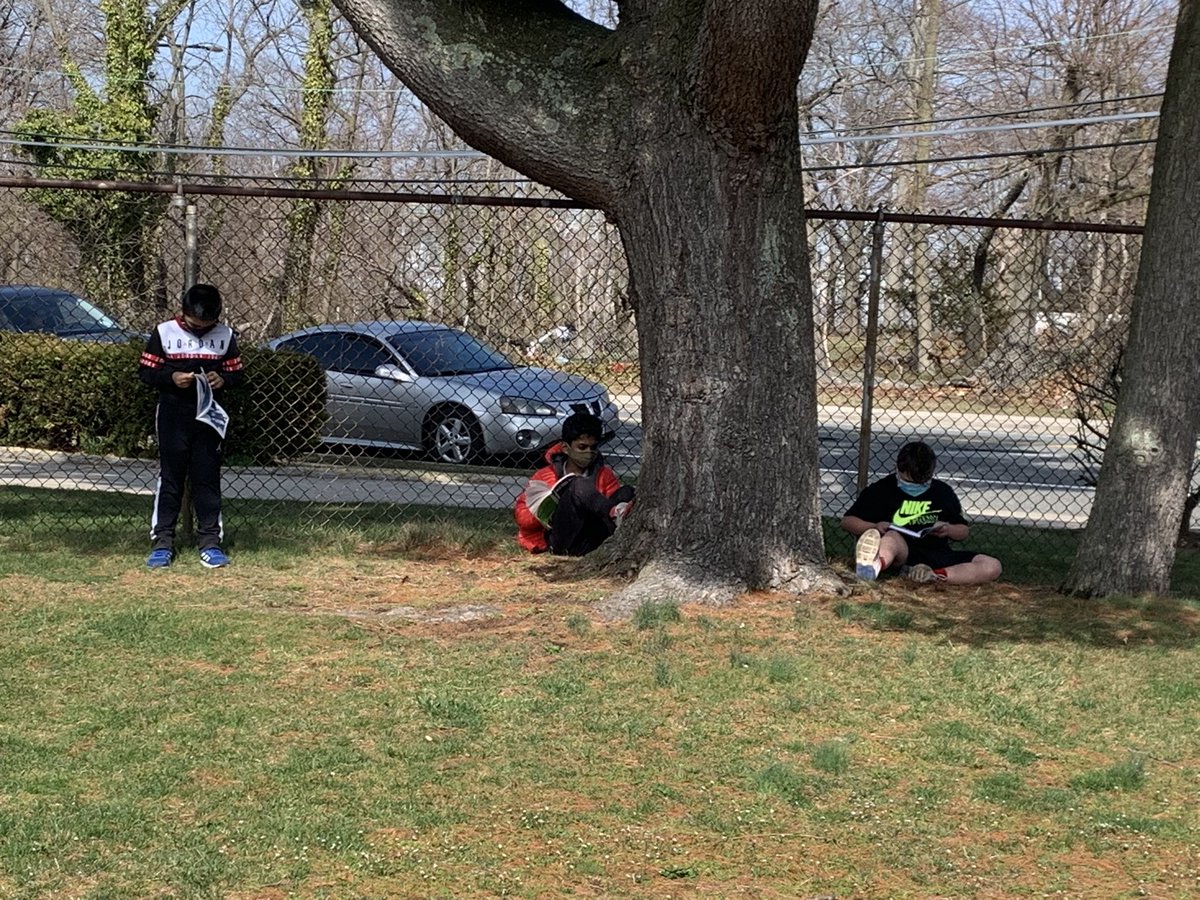 CaroddosKiddos's tweet photo. PARP fun continues! A beautiful day for reading outdoors! @meadowbrookem #PARP https://t.co/EI4BcZJHRK