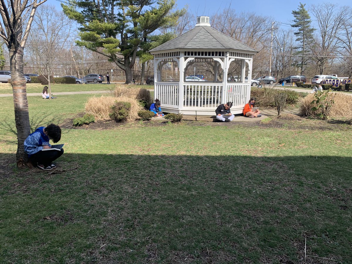 CaroddosKiddos's tweet photo. PARP fun continues! A beautiful day for reading outdoors! @meadowbrookem #PARP https://t.co/EI4BcZJHRK