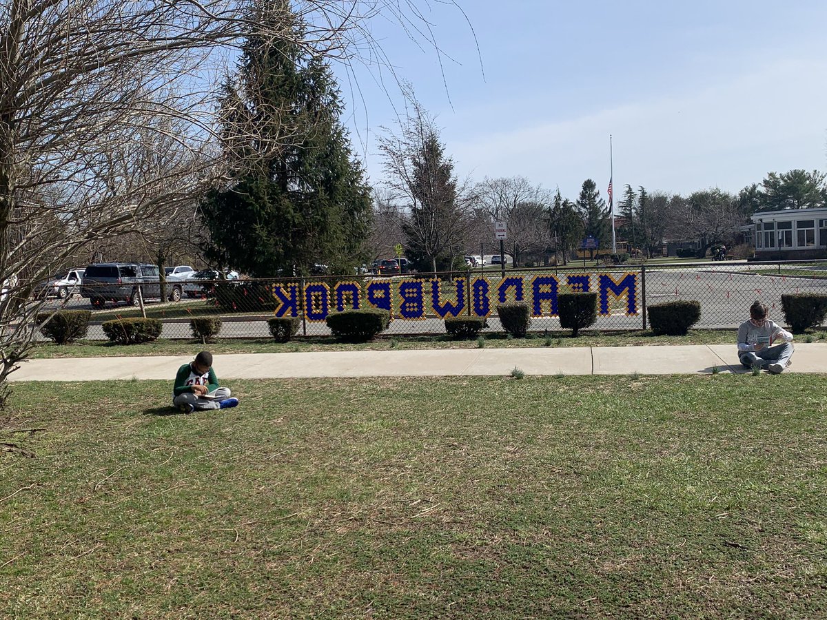 CaroddosKiddos's tweet photo. PARP fun continues! A beautiful day for reading outdoors! @meadowbrookem #PARP https://t.co/EI4BcZJHRK