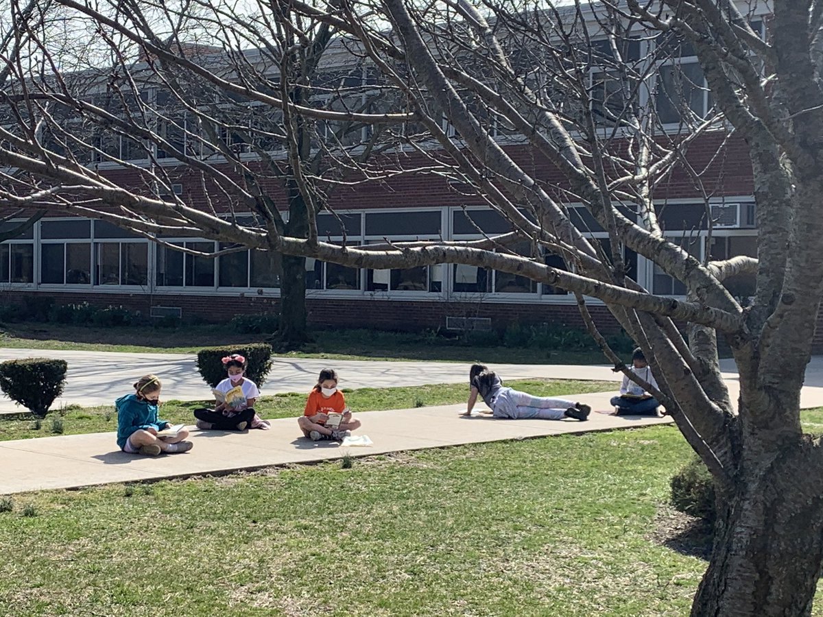 CaroddosKiddos's tweet photo. PARP fun continues! A beautiful day for reading outdoors! @meadowbrookem #PARP https://t.co/EI4BcZJHRK