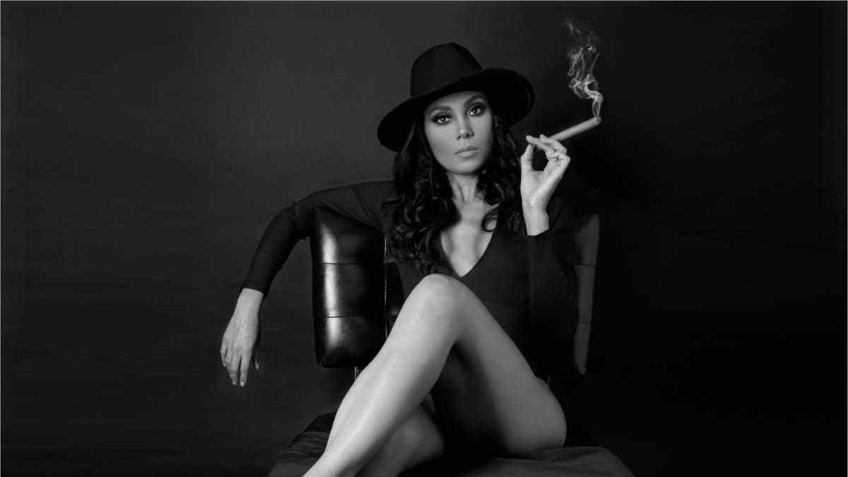 StaticDive's tweet photo. LA-based R&B/Pop singer and songwriter, Aricka J returns with a brand new Island groove and plenty of attitude on her brand new single and video "Man Up" #pop #rnb #dance #manup #lasinger #bostonsinger #blogger @Aricka_J
https://t.co/FkcGabdLBm https://t.co/fvTkyZNSw4