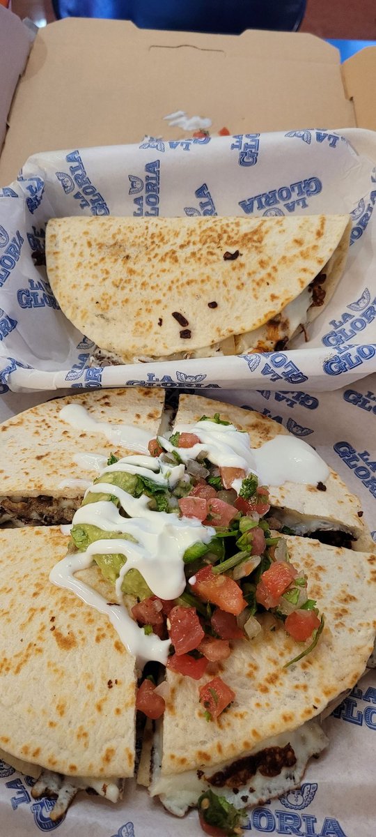 area210podcast's tweet photo. The food at #Burgerteca is just chef's kiss. I missed being back at the @ATT watching the #Spurs play. #GoSpursGo https://t.co/DffeSVyADc