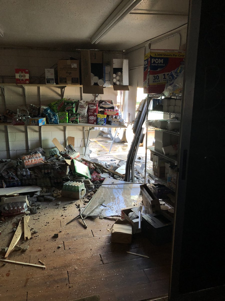 skylereejones's tweet photo. Everyone is perfectly fine. Incredible. https://t.co/vM5TV6z5vX