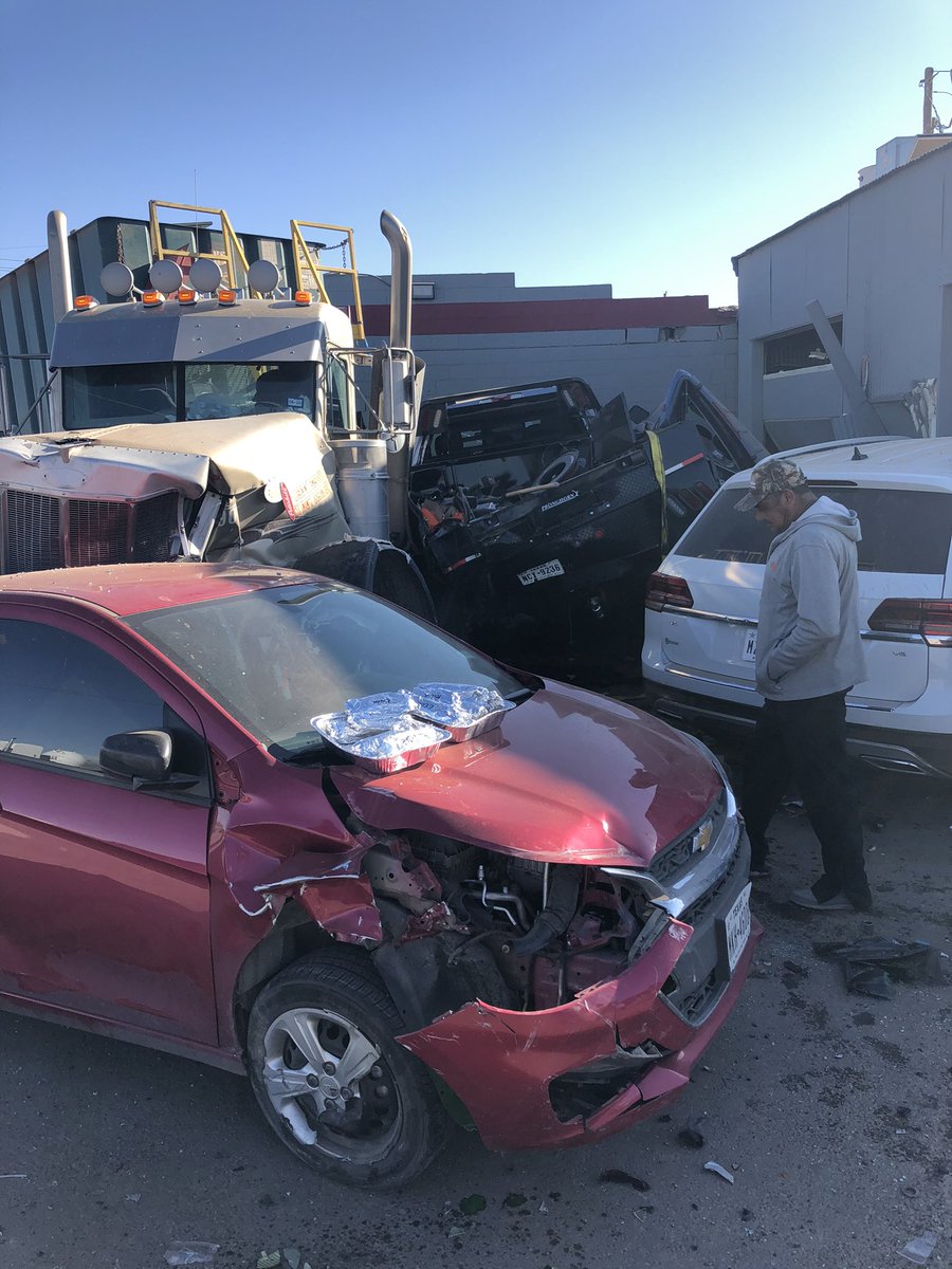 skylereejones's tweet photo. Everyone is perfectly fine. Incredible. https://t.co/vM5TV6z5vX