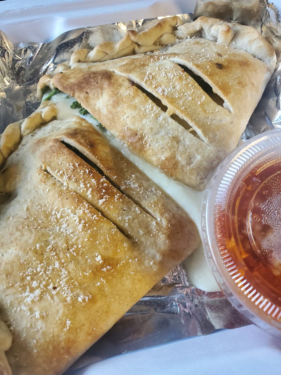 eddiewarren30's tweet photo. Food for the day was......man it was good.#thankGod #greeksalad #spinachcalzone #buffalofishandfries https://t.co/rNhfaxtabQ