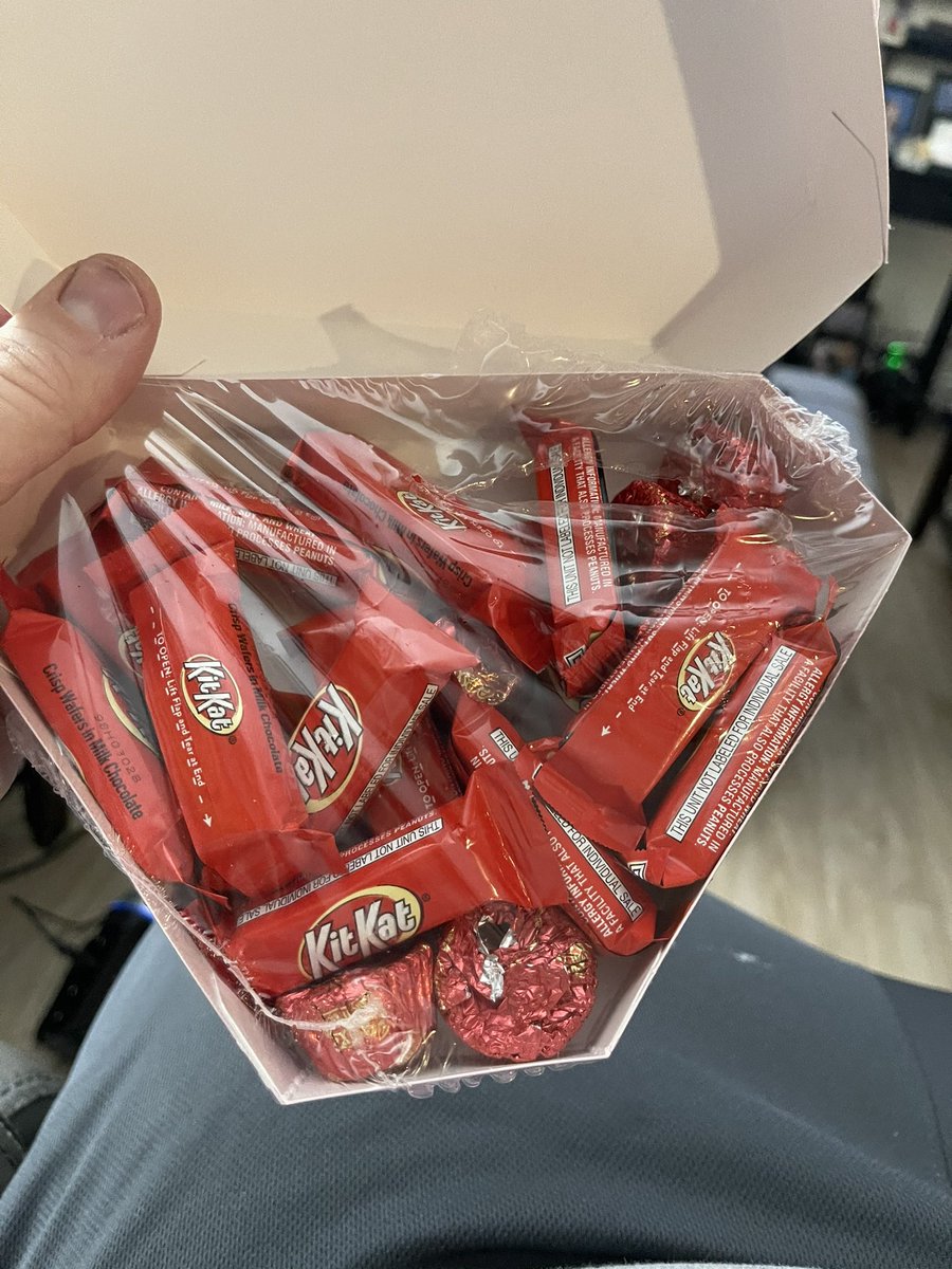 KLand17's tweet photo. @Hersheys What happened No follow up nothing !!! Looks like No Love from Hershey !!! https://t.co/sWTHi02rjX