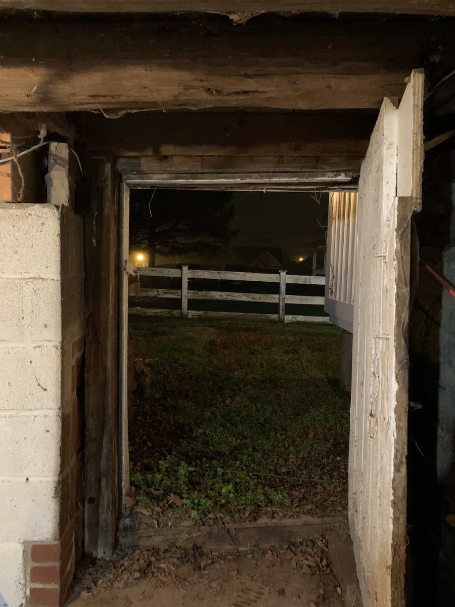 CassandraGatton's tweet photo. @NashSevereWx in the cellar! Off Burkitt Rd. Tornado Warning just came through on our phones. https://t.co/ypUN20KkTo