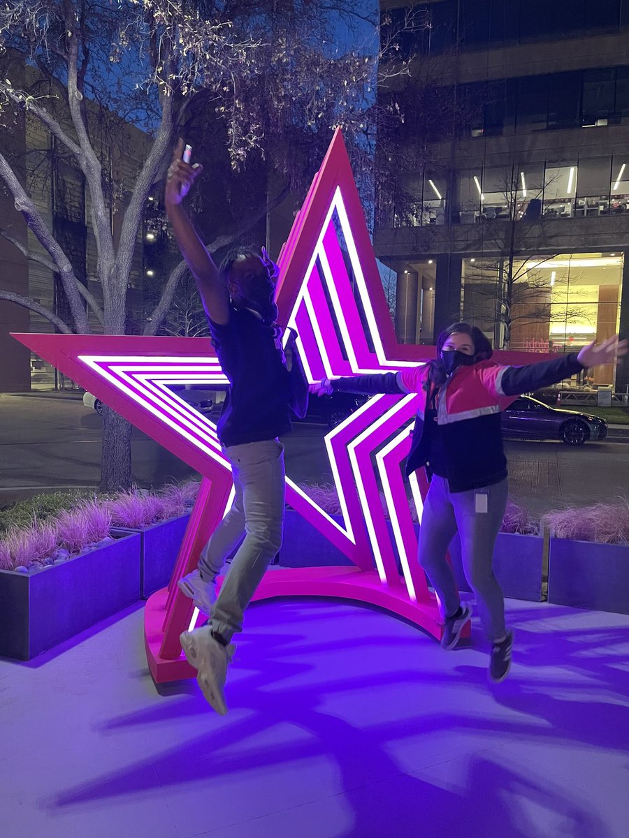 ItsTheeQueenB's tweet photo. 🎶 The stars at night are big and ✨bright✨ deep in the heart of #ShopsatLegacy ⭐️ https://t.co/AGgycfn4NF