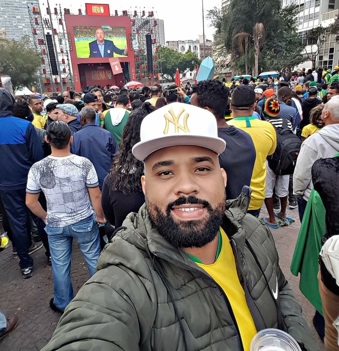 tchutchucaoVPS's tweet photo. Copa do Mundo de 2018, Vale do Anhangabaú-SP, eu na aglomeração totalmente iludido pela seleção brasileira e pelo Galvão Bueno. E pensar que teríamos saudade desse tempo! #Tbt  #SemVirus #Saudade https://t.co/7aVx26sD5Y